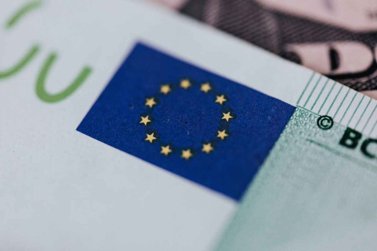 Zakaz płacenia gotówką. Flaga Unii Europejskiej na banknocie euro.