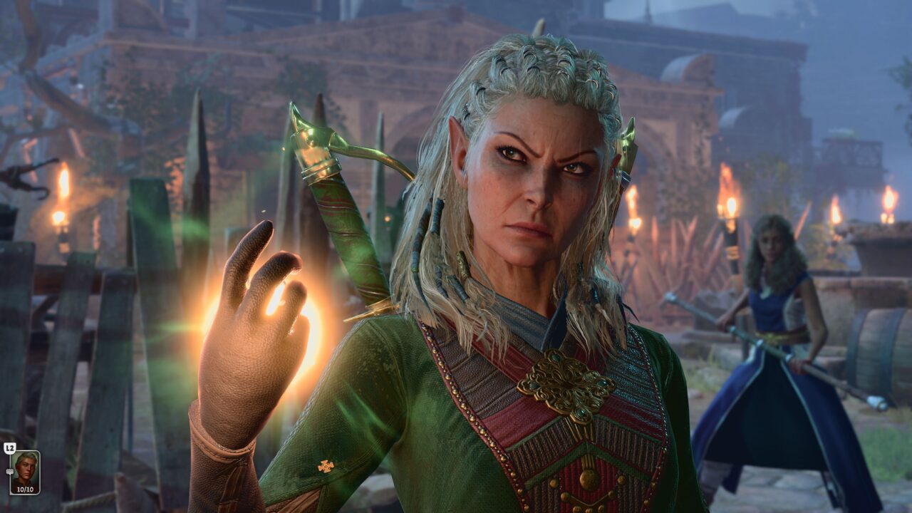 Kadr z gry Baldur's Gate 3. Alternatywny tekst: Postać elfa z zielonymi oczami i białymi, warkoczykami przypominającymi dreadlocki, w zbroi, trzymająca świecący zielone światło kryształ. Na tle ruiny i pochodni postać drugiego postaciom walczącego z mieczem.