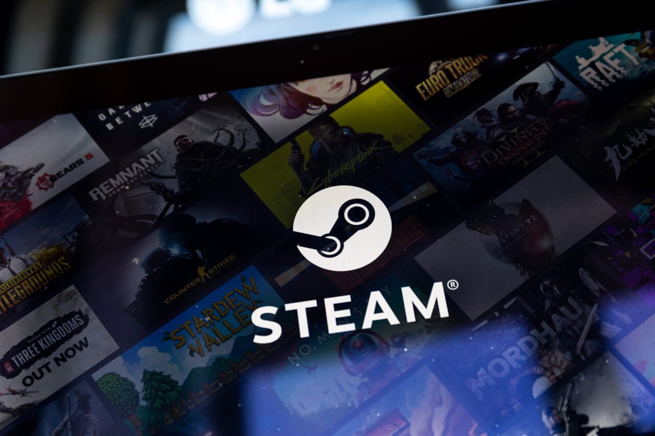 Fajne gry na Steam za darmo – logo Steam wyświetlone na ekranie laptopa