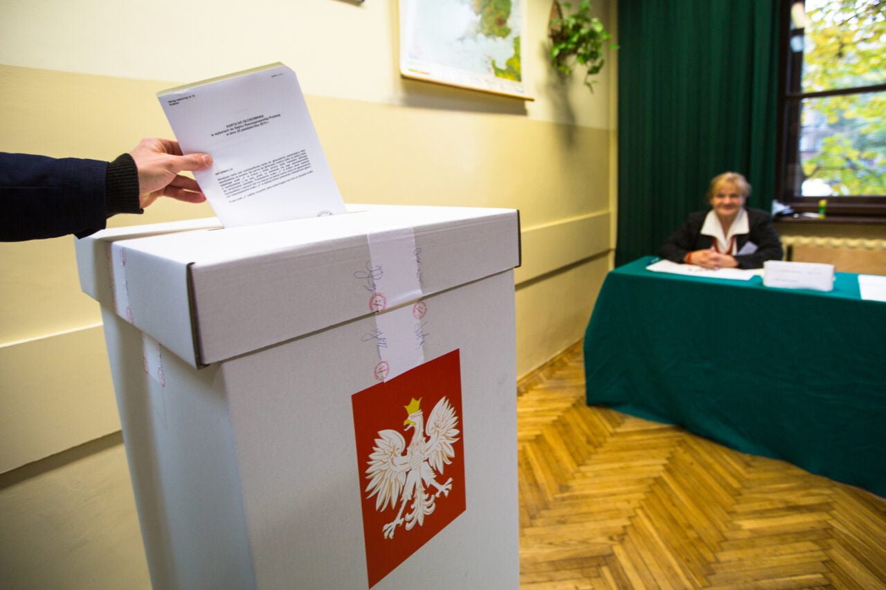 urna wyborcza w lokalu wyborczym