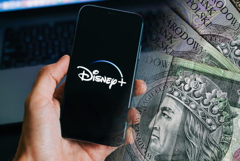 po lewej stronie smartfon z logo Disney+ trzymany nad klawiaturą laptopa. Po prawej zbliżenie na banknoty 100 złotowe