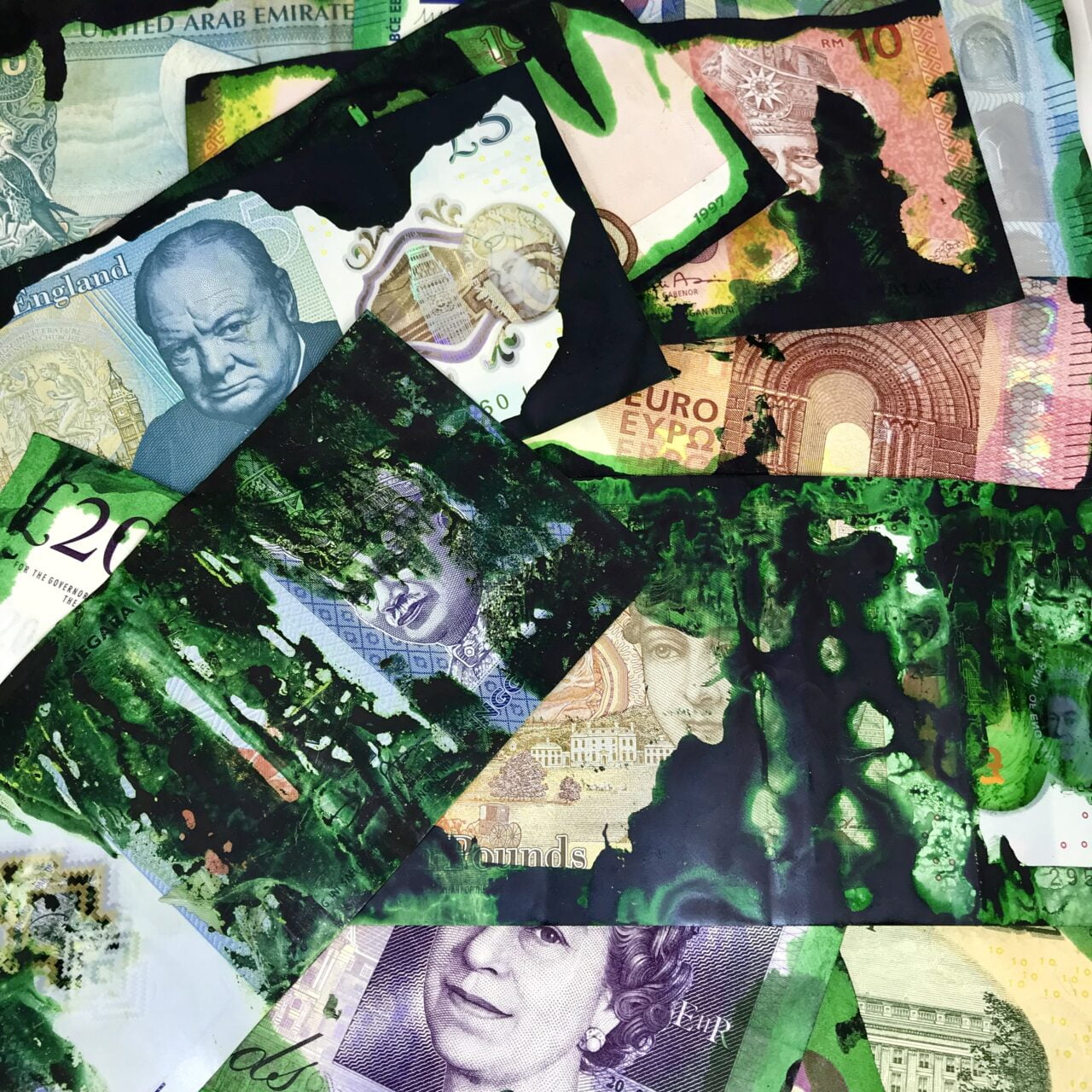 Rozrzucone różnego rodzaju banknoty z różnych krajów, częściowo pokryte zieloną farbą. System IBNS.