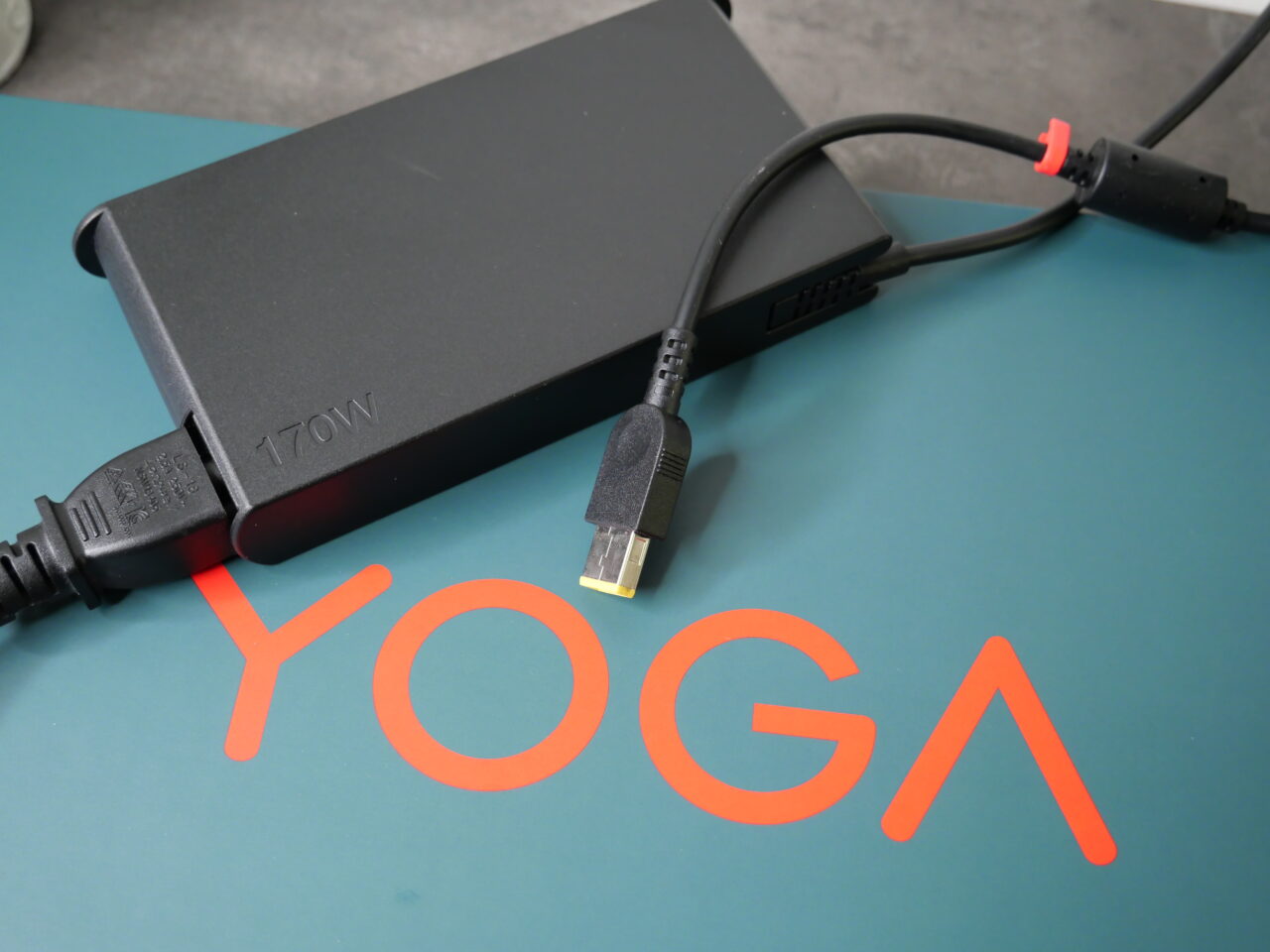 Recenzja Yoga Pro 9i Gen 8 ładowarka