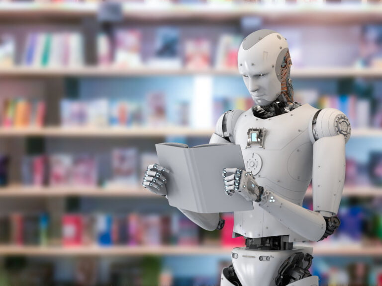 Robot humanoidalny czyta książkę na tle półek z książkami.