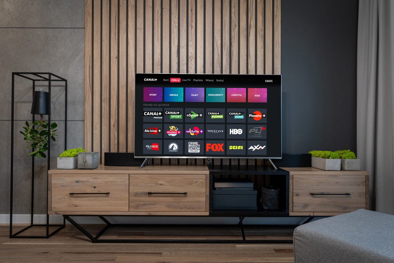 Uma TV na sala. O aplicativo online Canal+ aparece na tela
