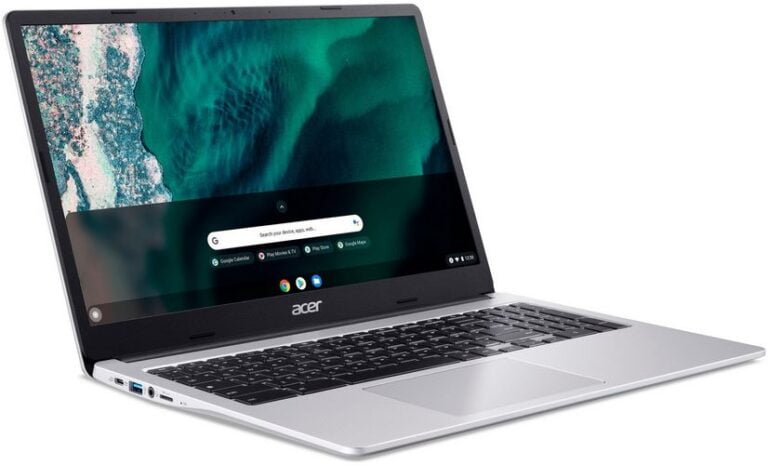 Laptop marki Acer otwarty, z widocznym ekranem wyświetlającym tapetę przypominającą turkusowe wody i linie brzegową z okienkiem wyszukiwania Google, umieszczony na białym tle.