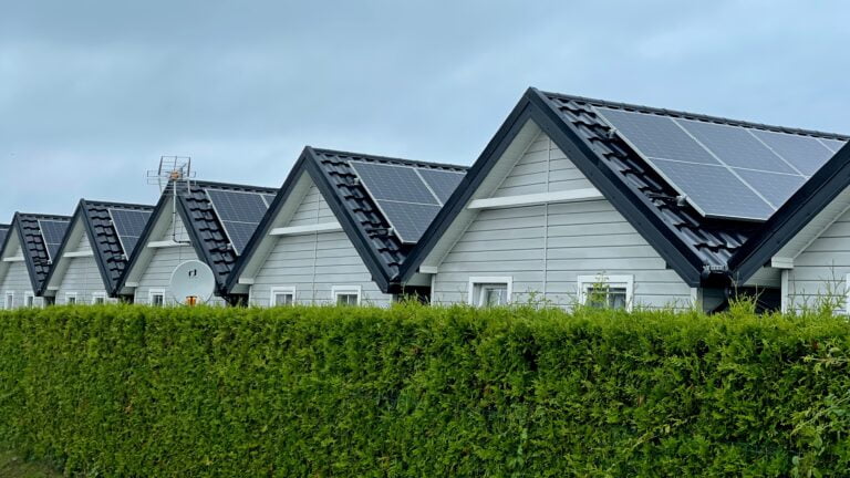 Największy w Europie producent paneli fotowoltaicznych już nie sprawi, że Rząd szeregowych domów z szarymi ścianami i czarnymi dachami, wyposażonych w panele słoneczne, oddzielonych od obserwatora żywopłotem. Fotowoltaika w 2024 roku zyska na popularności