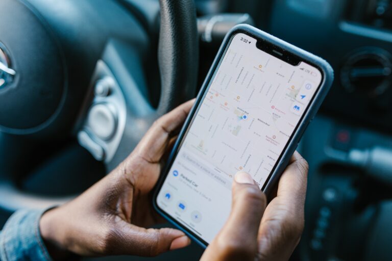 Google Maps na smartfonie w samochodzie