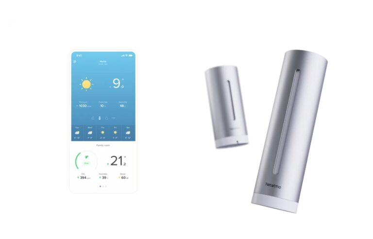 Smartfon wyświetlający aplikację pogodową oraz dwa cylindryczne, srebrne urządzenia pomiarowe marki Netatmo.