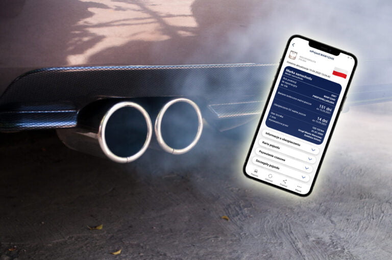 Dym wydobywający się z podwójnego wydechu samochodowego, z komórką wyświetlającą interfejs aplikacji mObywatel pokazujący informacje o pojeździe zarejestrowanym w Polsce.