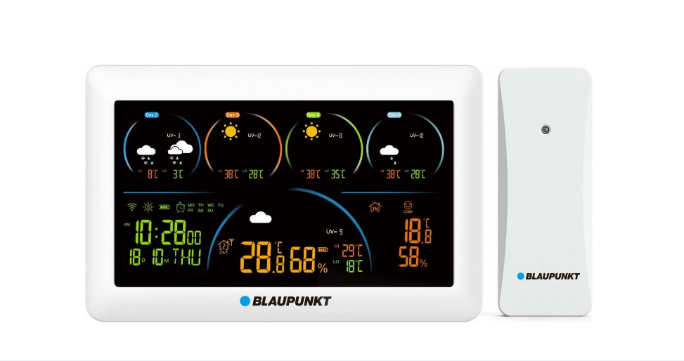 Stacja pogodowa Blaupunkt z kolorowym wyświetlaczem pokazującym temperaturę, wilgotność, czas i wykresy UV; obok leży bezprzewodowy czujnik zewnętrzny.