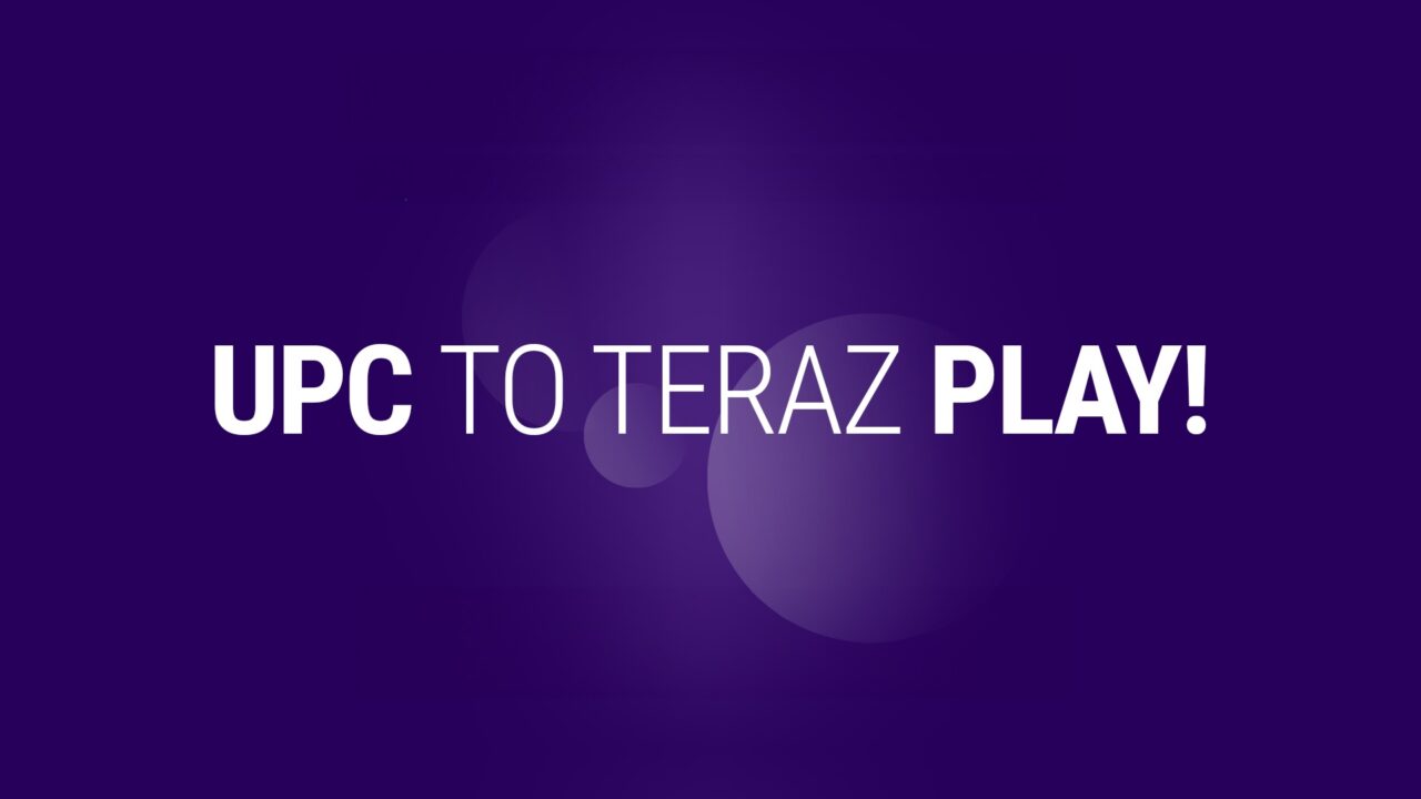Grafika z tekstem "UPC TO TERAZ PLAY!" na jednolitym fioletowym tle z efektem prześwitujących okręgów.