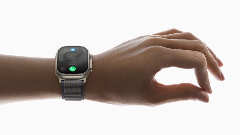 gest dwukrotnego stuknięcia zaprezentowany na zegarku Apple Watch 9. Na zdjęciu smartwatch oraz ręka i dłoń