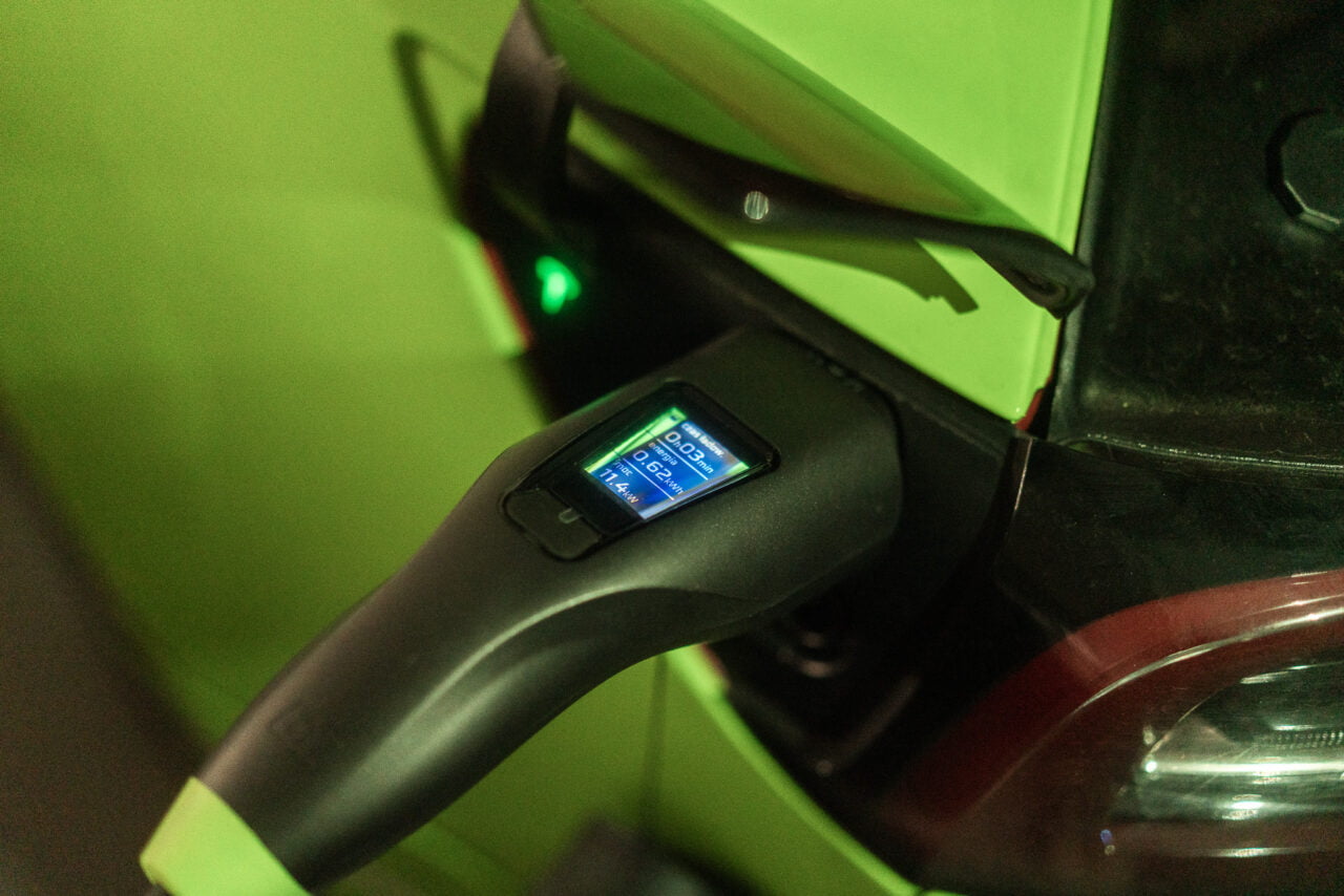 Ładowarki do samochodów elektrycznych na przykładzie Green Cell Habu z gniazdem Type 2 i trójfazowym.