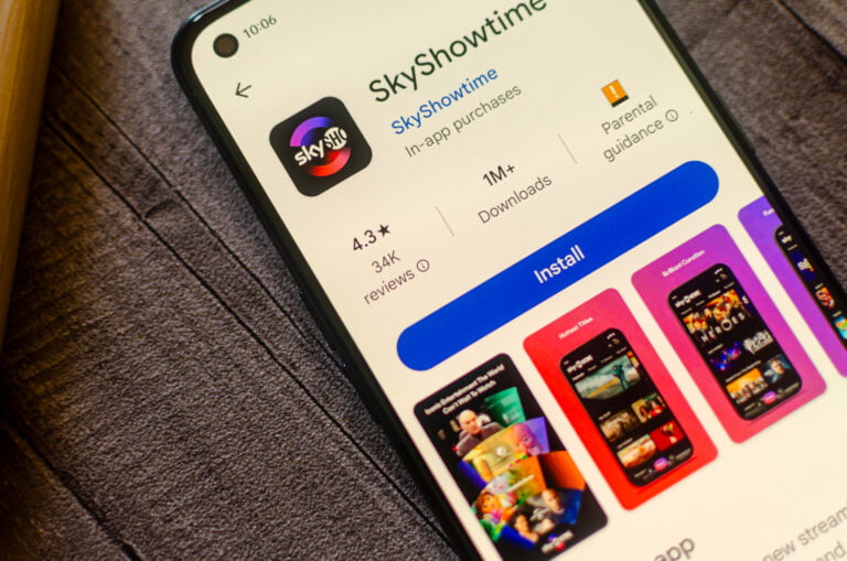 Smartfon wyświetlający stronę aplikacji SkyShowtime w sklepie z aplikacjami, z oceną 4.3 gwiazdki i informacją o ponad 1 milionie pobrań.
