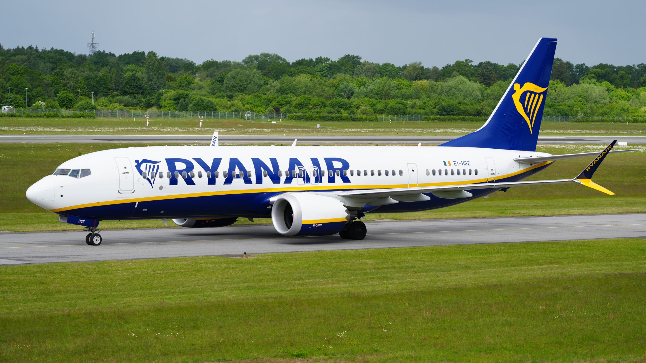 Samolot Ryanair model Boeing 737-800 z rejestracją EI-HGZ na pasie startowym lotniska.