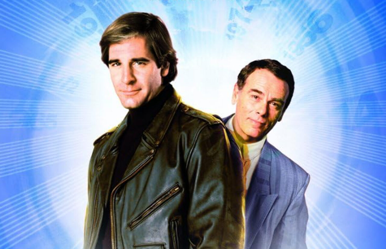 Dwóch mężczyzn na niebieskim tle z cyfrowymi wzorami, jeden w skórzanej kurtce, drugi w garniturze.
