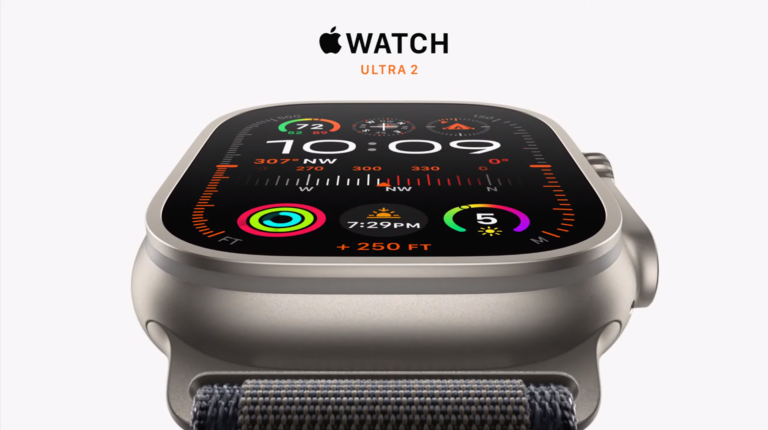 Zegarek Apple Watch Ultra 2 na stojaku, z wyświetlaczem pokazującym kolorowy interfejs z zegarem, kompasem, paskami aktywności, datą i wysokością.