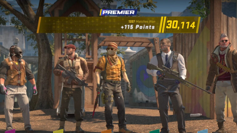 Czterech postaci z gry komputerowej pozujących z bronią na tle wirtualnego otoczenia, z wyświetlonymi na górze informacjami o wynikach rozgrywek.