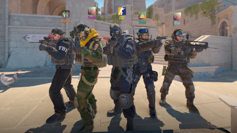 Screen z gry Counter-Strike 2. Pięciu postaci w strojach bojowych z etykietami drużynowymi na górze, celujących z broni palnej w kierunku poza kadr, na tle kamiennych budynków i niebieskiego nieba.