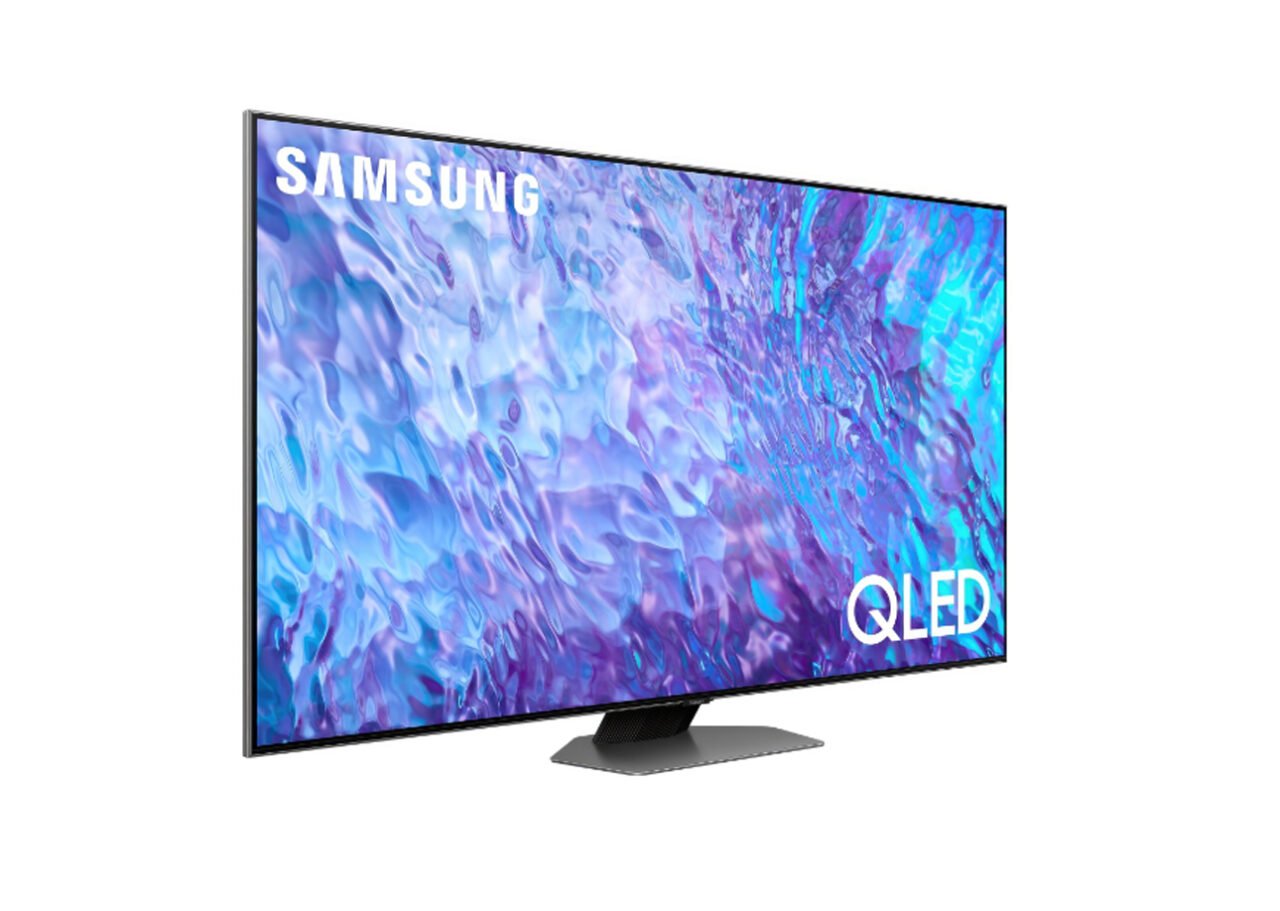 Telewizor Samsung QE55Q80C umieszczony na białym tle