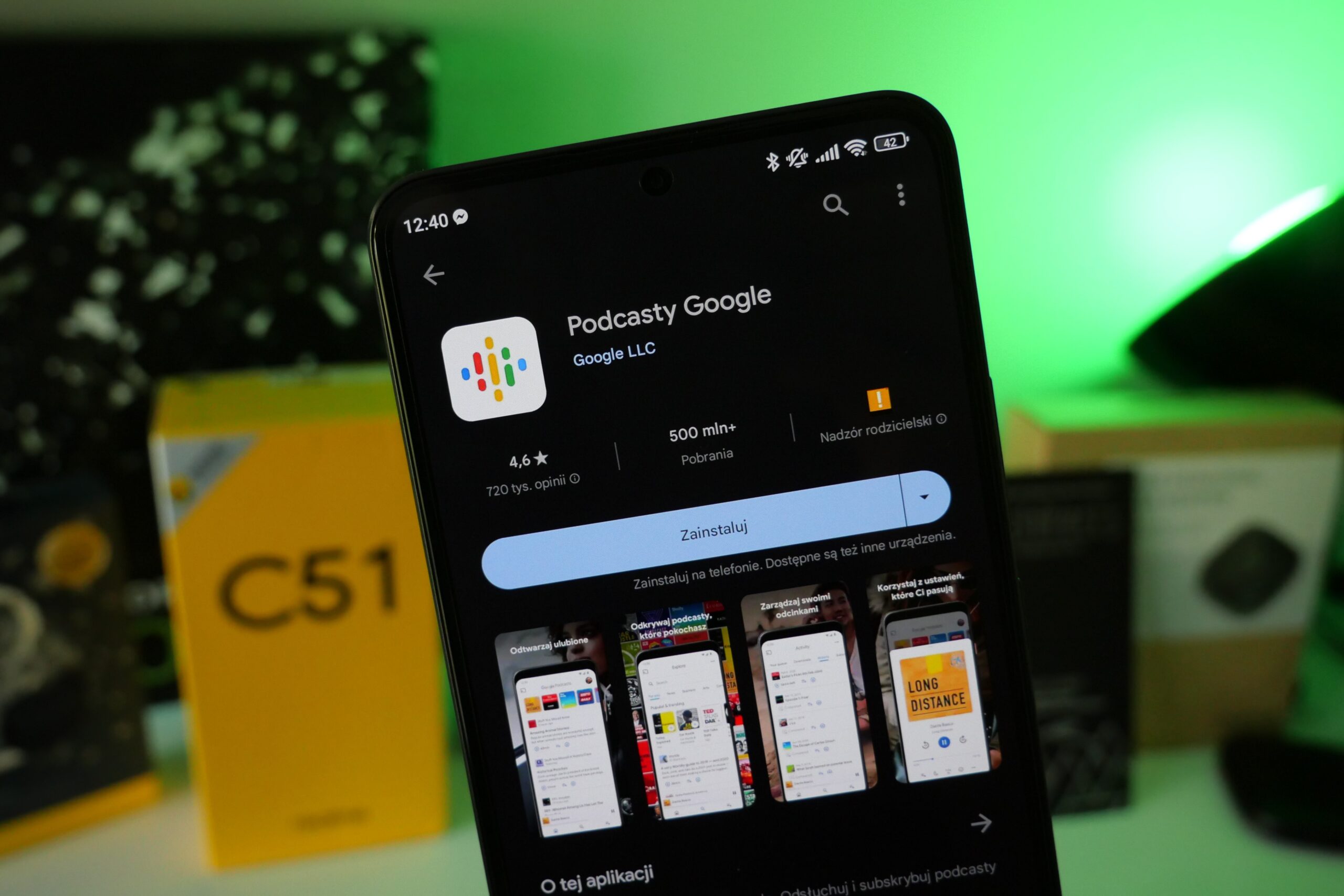 Smartfon wyświetlający stronę aplikacji "Podcasty Google" w sklepie Play, z rozmytym zielonym światłem w tle.