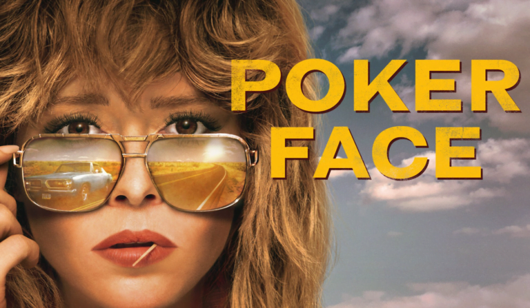 Kobieta w dużych złotych okularach przeciwsłonecznych, w odbiciu których widać samochód i drogę, z napisem "Poker Face" na górze.