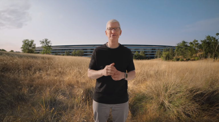 Tim Cook — szef Apple w polu