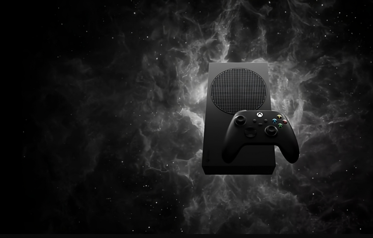 Konsola do gier Xbox Series S i kontroler bezprzewodowy umieszczone na tle przypominającym kosmiczną mgławicę.