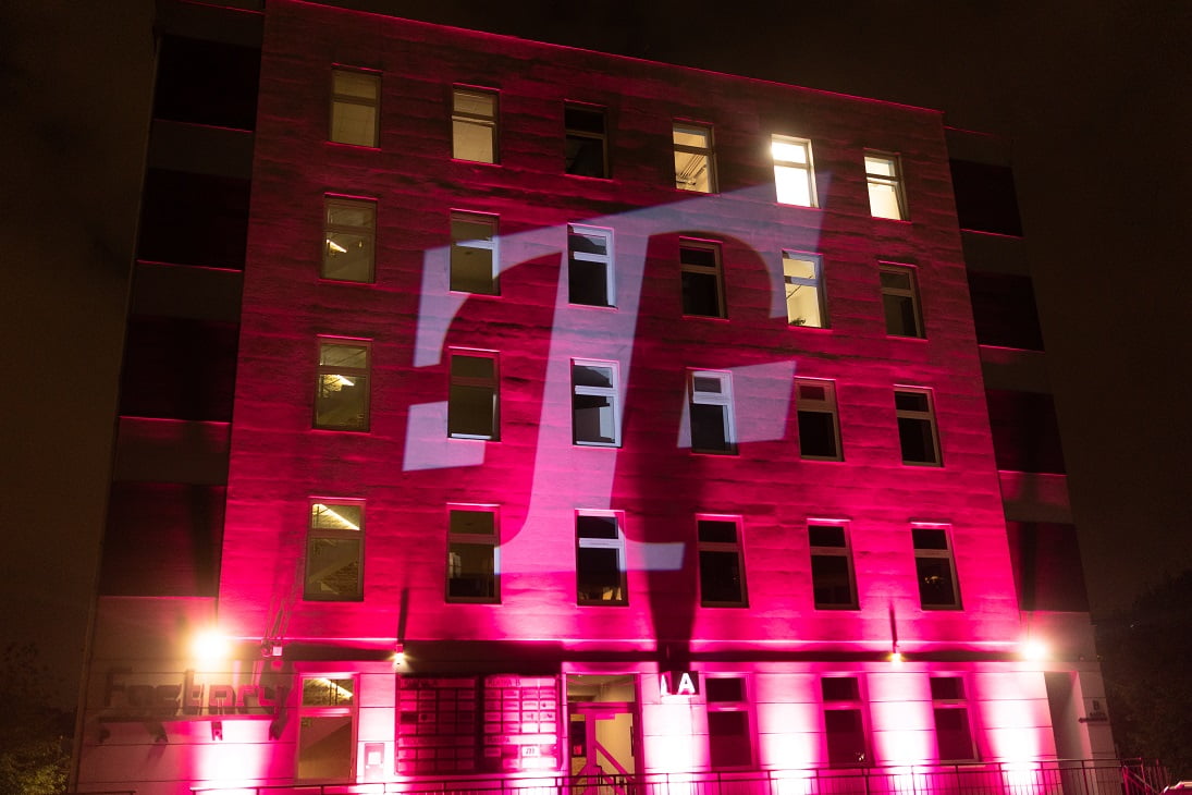 Logo T-Mobile odbijające się na budynku