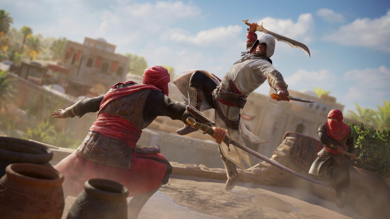 Assassin's Creed Shadows. Bitwa dwóch postaci w strojach z epoki w stylu bliskowschodnim na tle zabytkowych budynków; jedna postać z szablą unosi się w powietrzu, atakując drugą, która się broni.