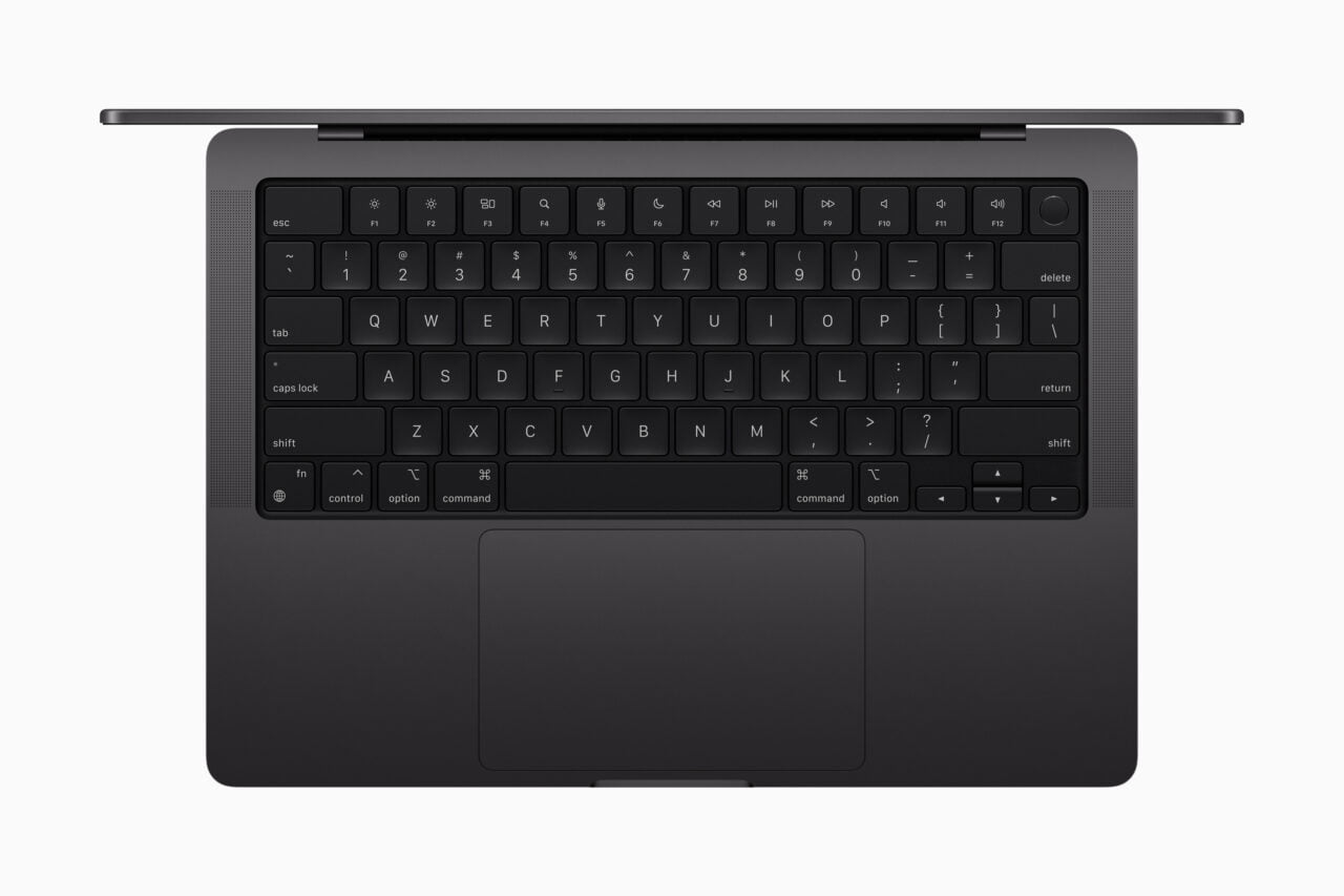 laptop Apple MacBook Pro widziany od góry pokazujący klawiaturę