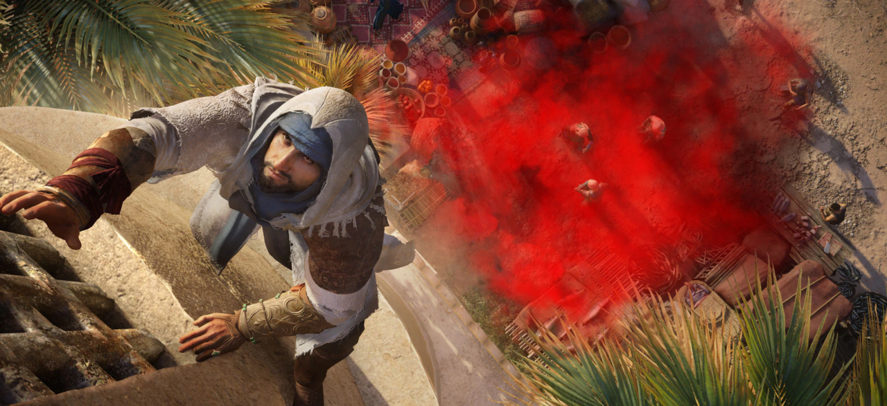 Kadr z Assassin's Creed Mirage dostępnej za darmo przez ograniczony czas. Postać w historycznym stroju z kapturem przygląda się z ukrycia targowisku z dymiącymi czerwonymi dymami.