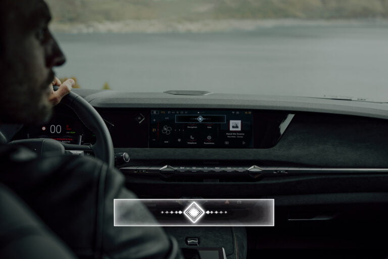 Deska rozdzielcza samochodu DS Automobiles z wyświetlonym panelem Chat GPT.