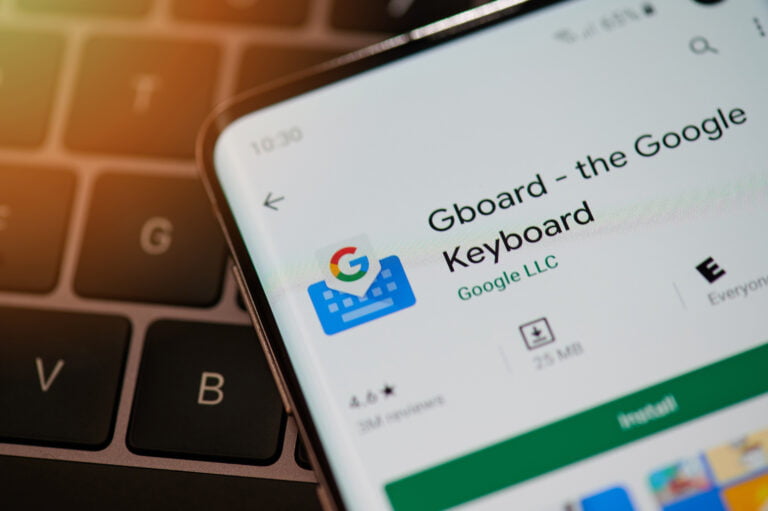 Aplikacja Gboard, czyli klawiatura Google, pokazana w sklepe Google Play