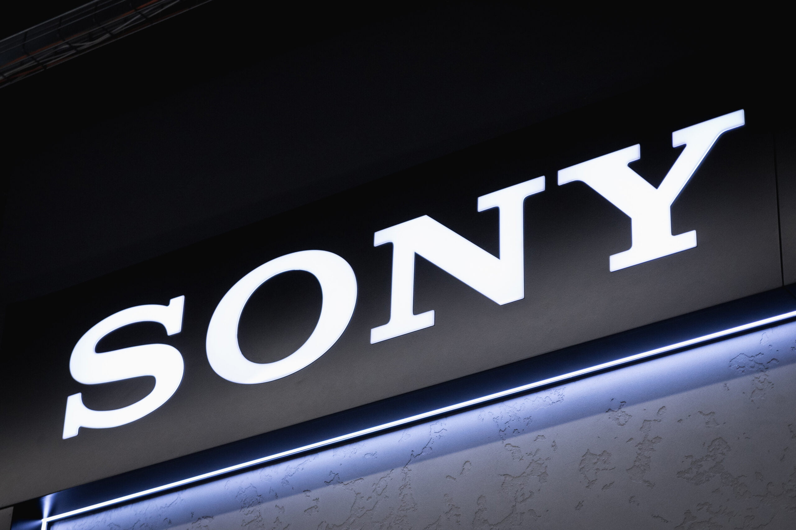 Świecący logotyp Sony na budynku, zdjęcie wykonane w nocy