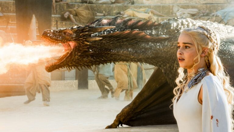Kadr z serialu Gra o Tron, na którym widać smoka ziejącego ogniem oraz królową Daenerys