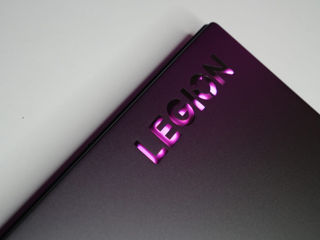 Logo Legion podświetlone z zewnątrz na różowo na laptopie Lenovo
