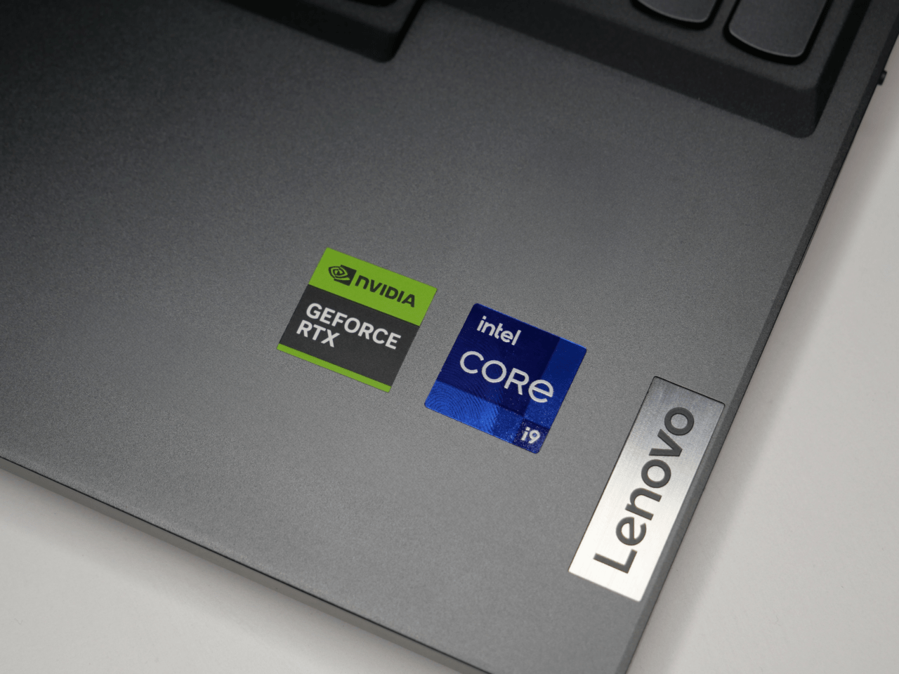 Naklejki Intel i NVIDIA na laptopie Lenovo