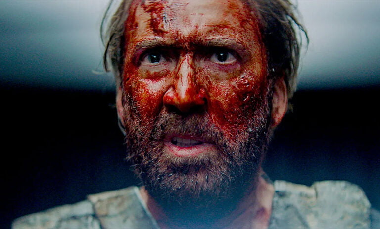 Nicolas Cage w filmie Mandy. Zbliżenie na twarz aktora, która jest cała we krwi