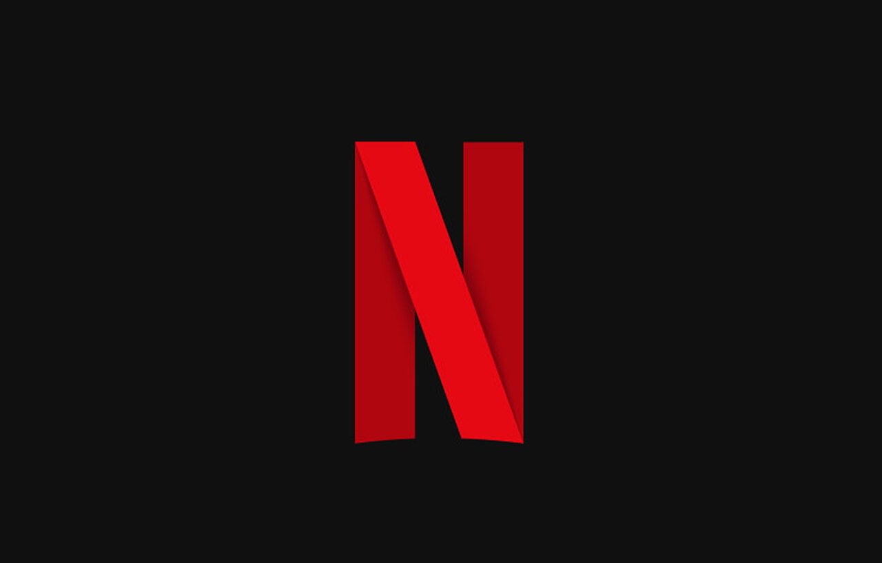 Logo Netflix na czarnoszarym tle. Litera N w odcieniach czerwieni. Grafia ilustrująca tekst o nowościach na Netflix