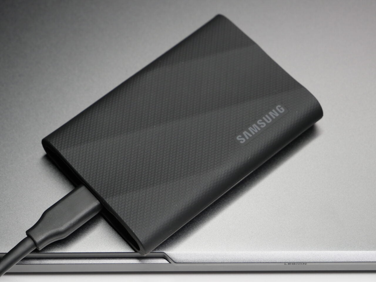 Dysk przenośny Samsung SSD T9 na laptopie Lenovo
