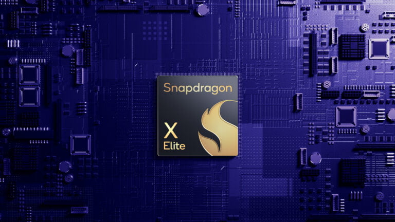 Część centralna płyty głównej z widocznym czarnym procesorem Snapdragon X Elite na tle obwodów w odcieniach niebieskiego.