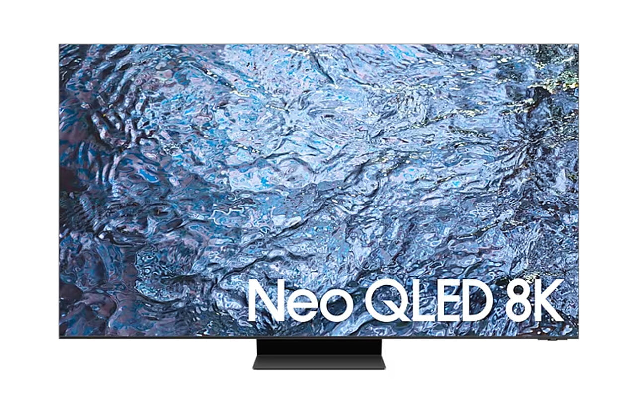 Telewizor Samsung Neo QLED 8K Excellence Line QN900C widziany od frontu na białym tle