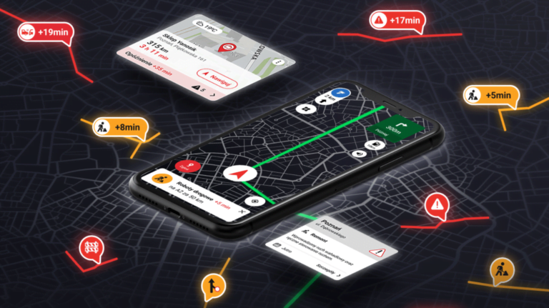 Ilustracja przedstawiająca smartfon z otwartą aplikacją nawigacji GPS, która wyświetla mapę z zaznaczonymi opóźnieniami w ruchu drogowym i komunikatem miejskim, otoczona dodatkowymi kartami informacyjnymi z czasami dojazdu oraz ikonami komunikacji miejskiej i ostrzeżeń.