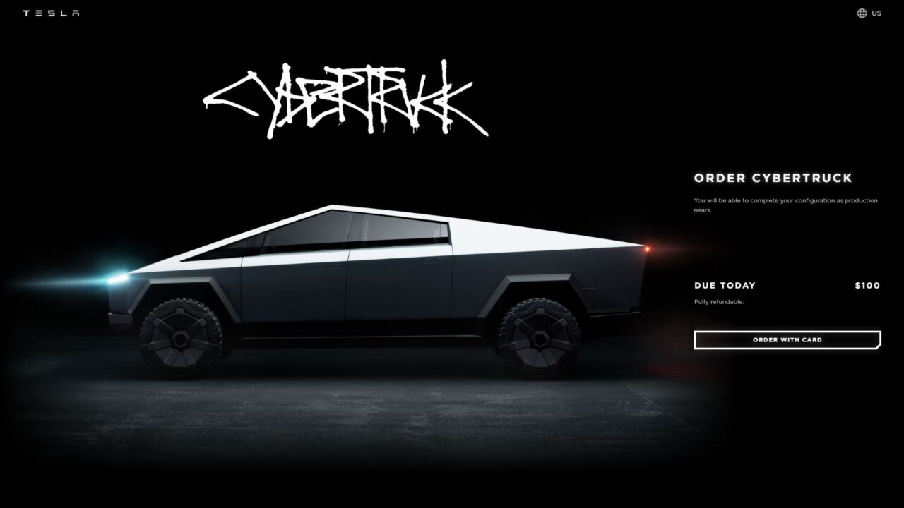 Futurystyczny pickup Tesla Cybertruck o ostrych kantach, prezentowany w półmroku z włączonymi światłami, obok opcja zamówienia online z widoczną kwotą zaliczki w wysokości 100 dolarów.