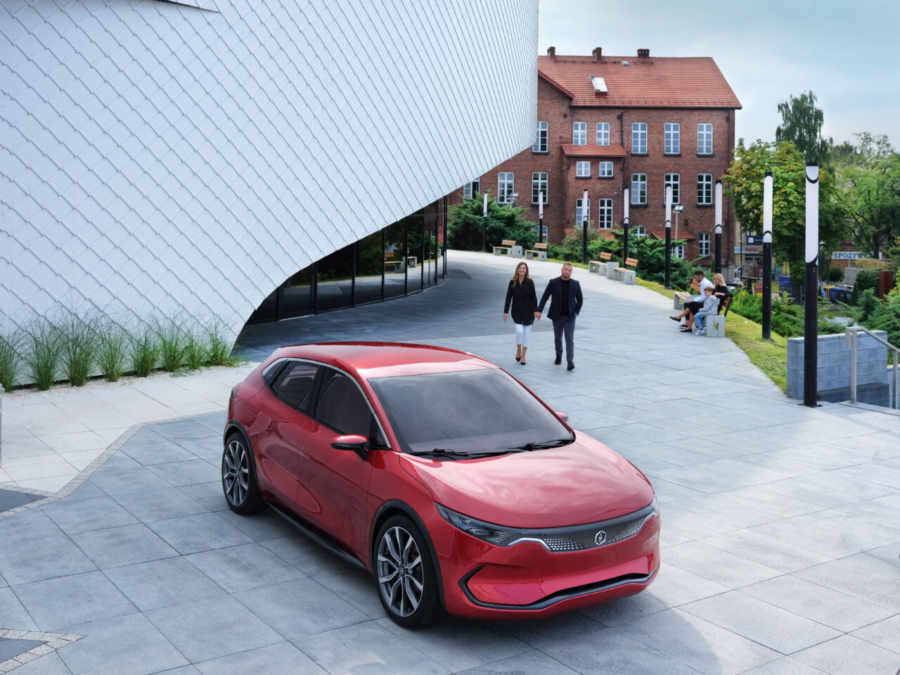 Hatchback Izera na nowoczesnym architektonicznym tle.