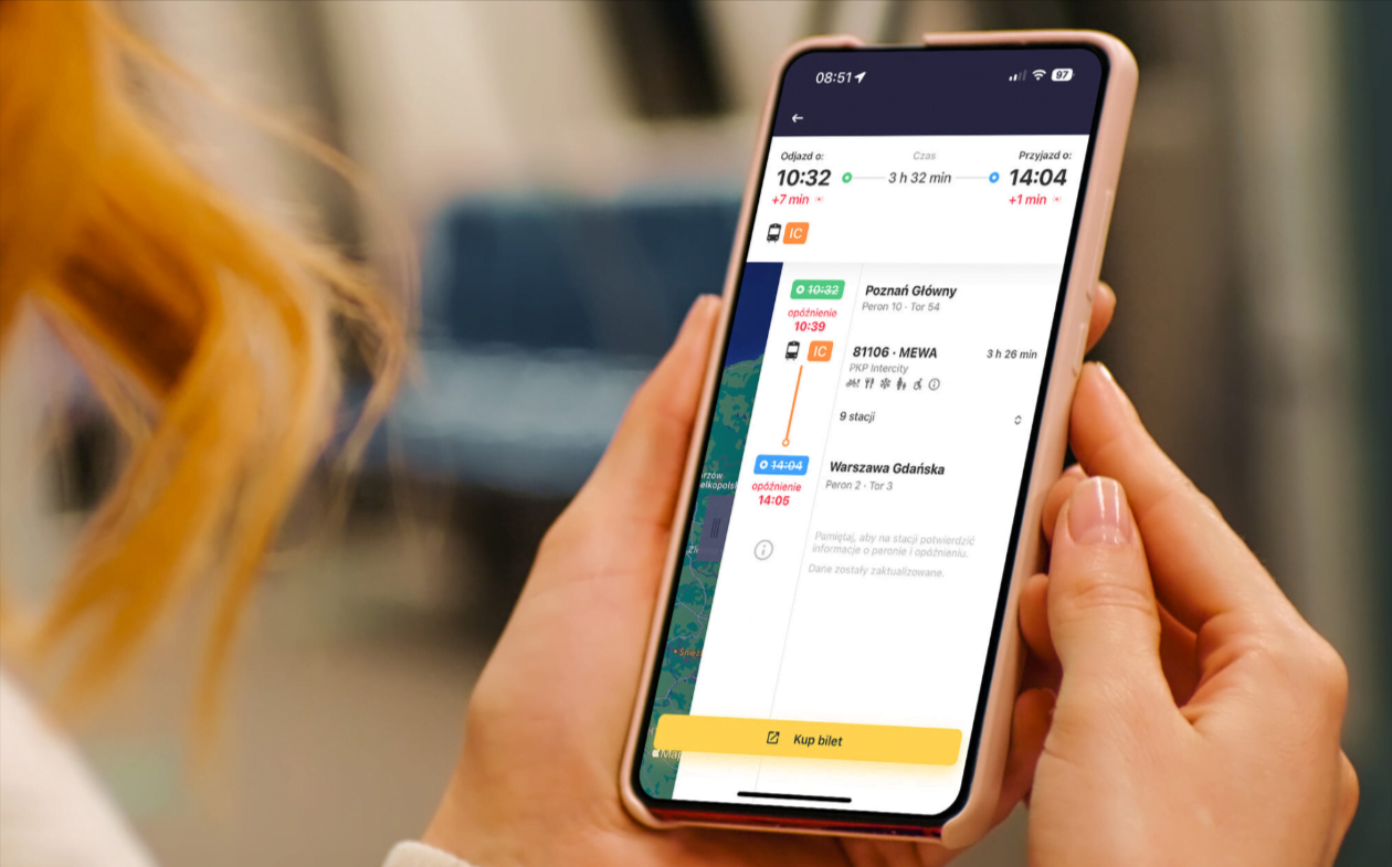 Aplikacja Jakdojade na smartfonie podczas kupowania biletu PKP