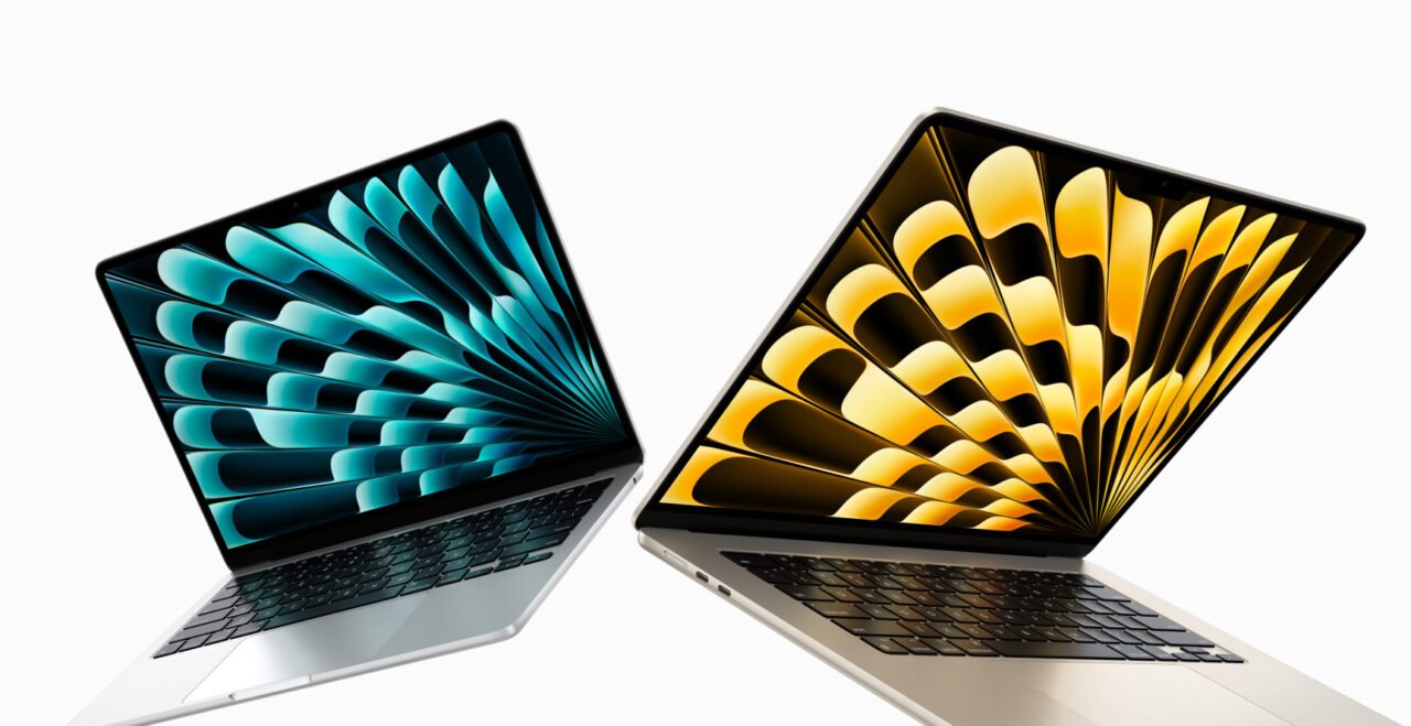 Grafika przedstawiająca dwa otwarte laptopy Apple MacBook Air M2 na białym tle