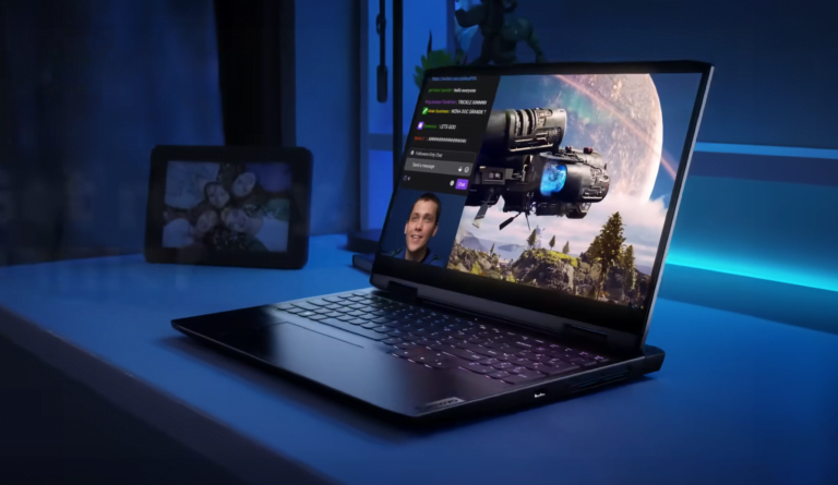 Otwarty Laptop Lenovo na ciemnym, niebieskim tle